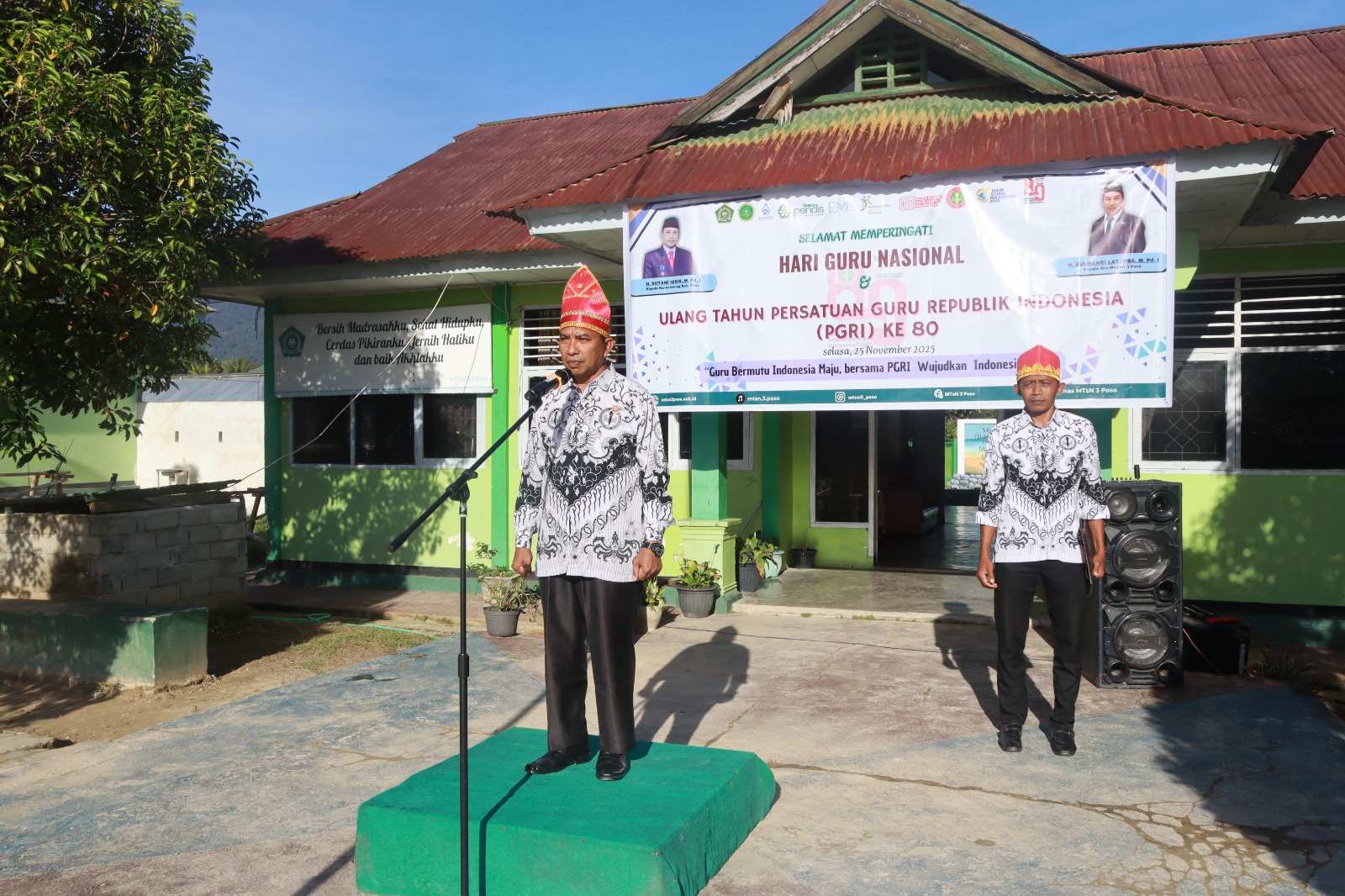 Upacara Memperingati Hari Guru Nasional dan HUT PGRI Ke 80 di MTsN 3 Poso